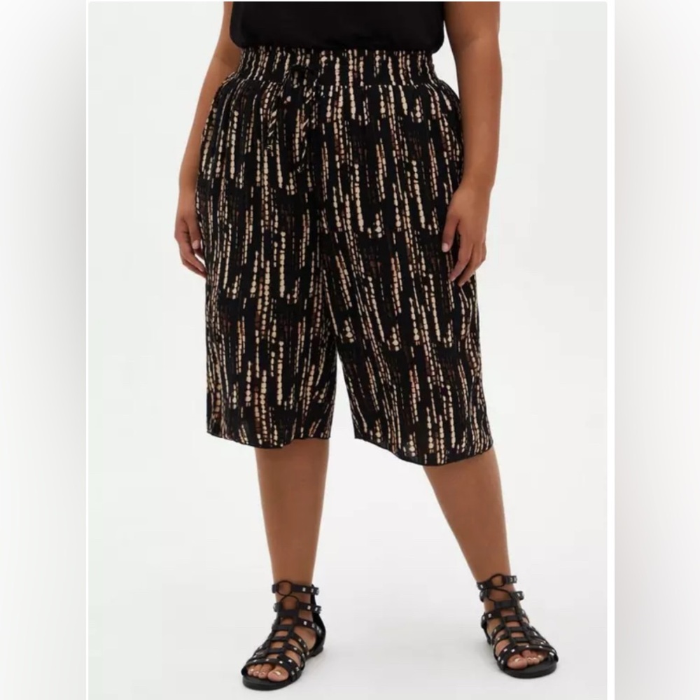Torrid NWOT Smocked Gaucho Crop Pant - Gauze Print Black- Size 2